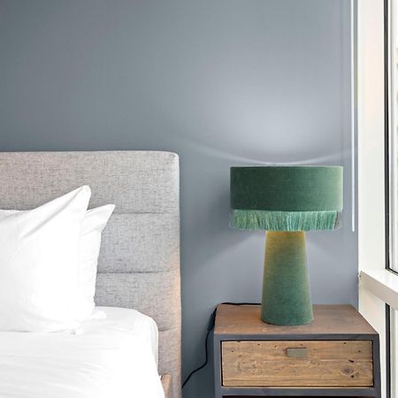 Placemakr Premier SoBro Nashville Extérieur photo A table lamp