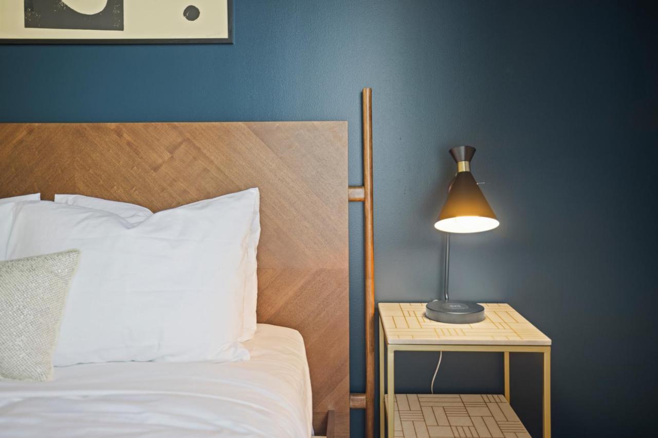 Placemakr Premier SoBro Nashville Extérieur photo A lamp on a nightstand