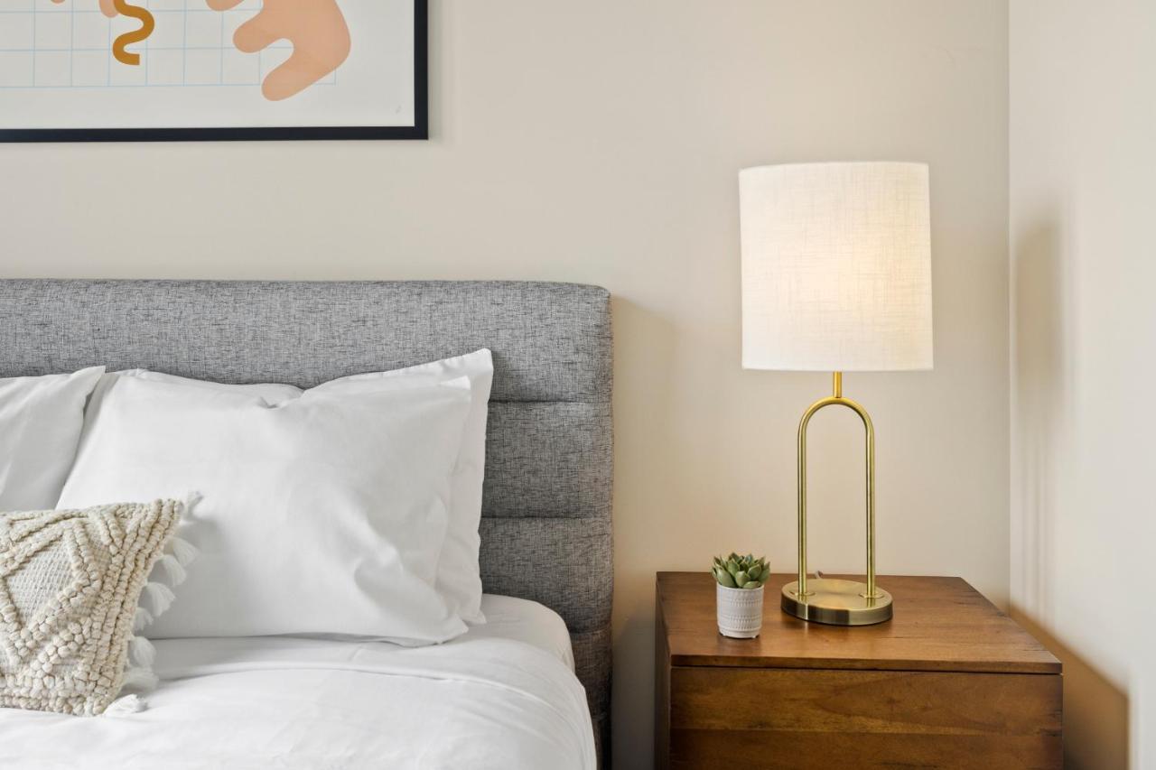 Placemakr Premier SoBro Nashville Extérieur photo A lamp on a nightstand