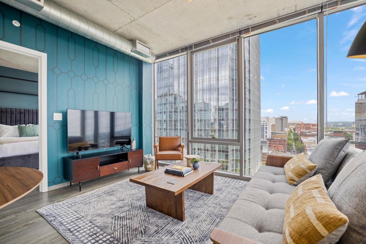 Placemakr Premier SoBro Nashville Extérieur photo A staged living room at 1001 Burnet