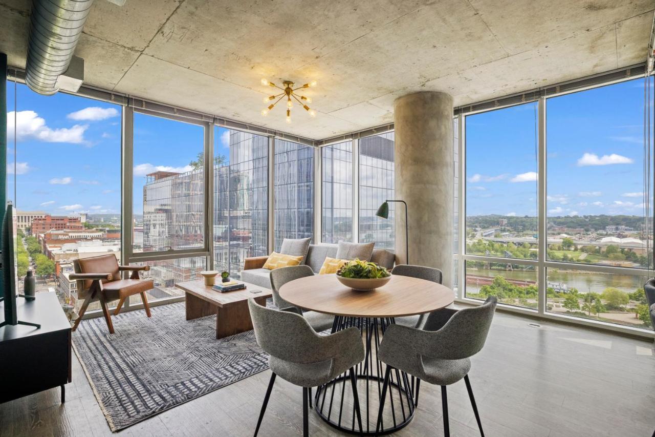 Placemakr Premier SoBro Nashville Extérieur photo A staged living room at the 1001 Cooper