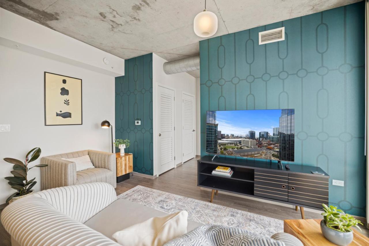 Placemakr Premier SoBro Nashville Extérieur photo A staged living room
