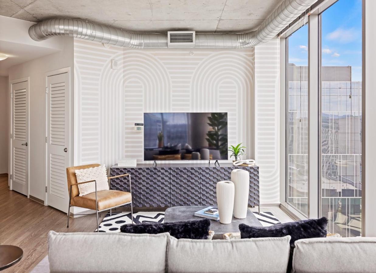 Placemakr Premier SoBro Nashville Extérieur photo A living room at 1001 Olympic