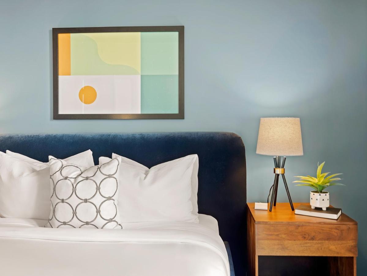 Placemakr Premier SoBro Nashville Extérieur photo A bedroom at the Hotel Valencia