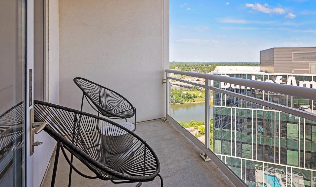 Placemakr Premier SoBro Nashville Extérieur photo A balcony at the River District