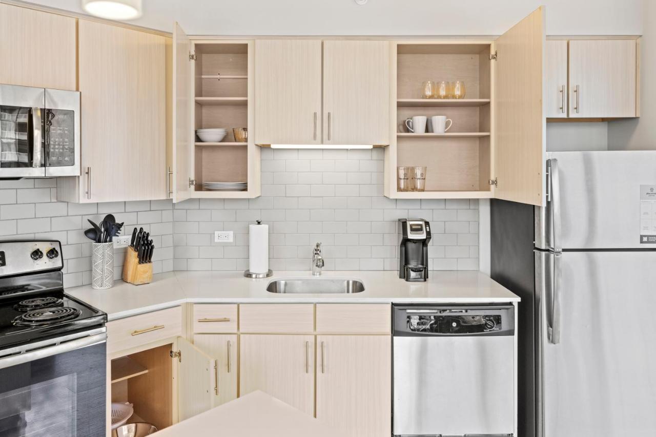 Placemakr Premier SoBro Nashville Extérieur photo A typical kitchen