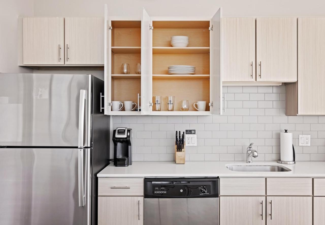 Placemakr Premier SoBro Nashville Extérieur photo A typical kitchen in a typical apartment