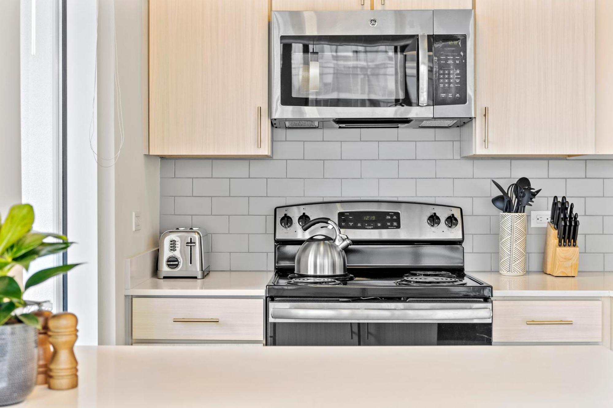 Placemakr Premier SoBro Nashville Extérieur photo A microwave oven above a stove